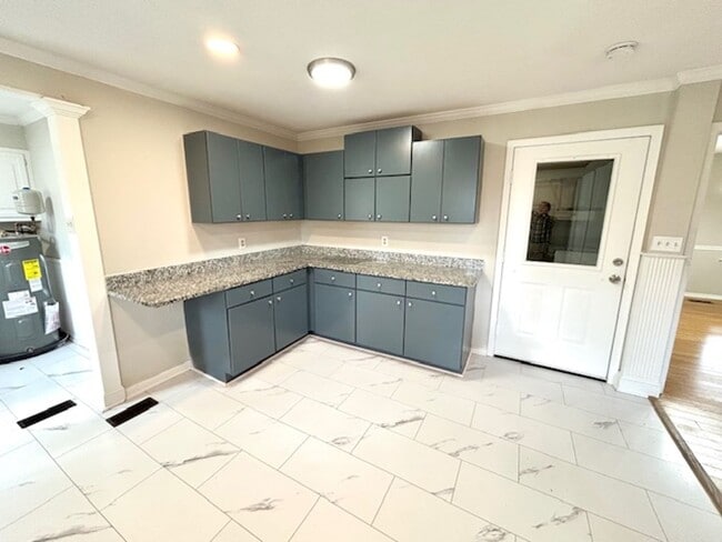 Building Photo - Move-In Ready 3 Bedroom Home with Garage & Private Yard