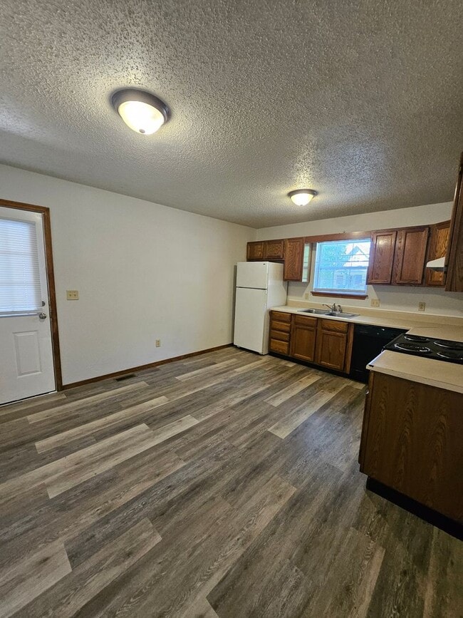 Building Photo - 3 Bedroom, 1 Bath House in Cute Neighborhood!