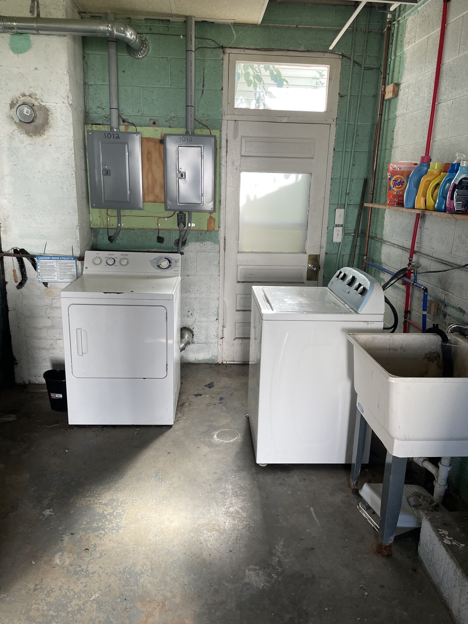 Shared laundry - 1010 Orange St