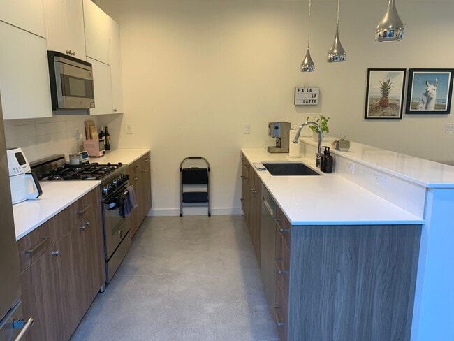 Building Photo - Capital Hill Row House ! 3 bed, 3 bath 194...