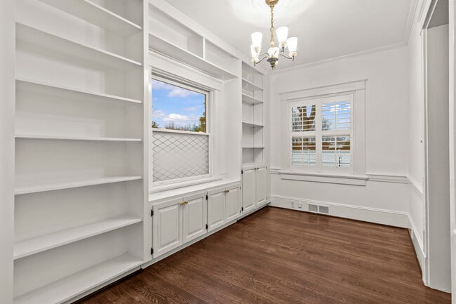 Building Photo - 1502 Tryon Rd