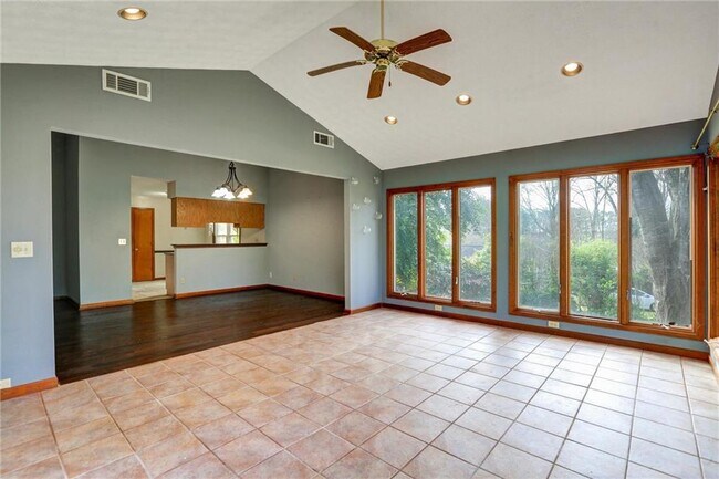 Building Photo - 1262 Bailing Dr