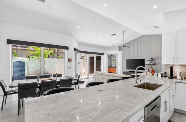Building Photo - 5063 Ventura Dr