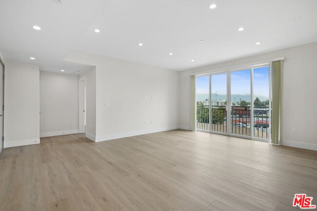 Building Photo - 11042 La Maida St