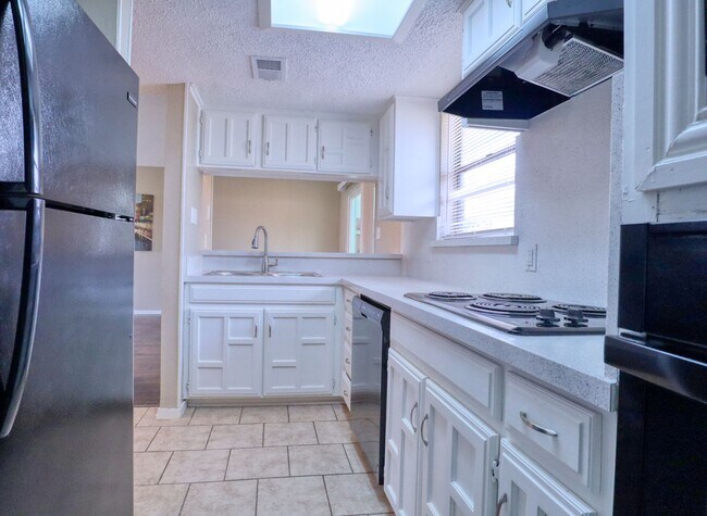 Building Photo - 413 Lakeway Dr