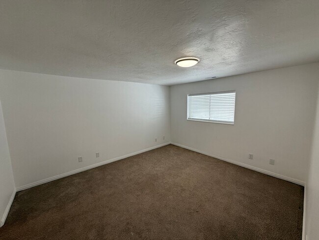 Building Photo - Beautiful 5 bedroom home!