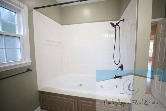 Building Photo - 4 bedroom 2 bath recently built home (Nett...