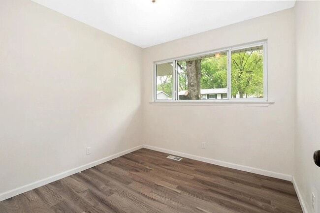 Building Photo - Updated 3 bedroom home in Florissant with garage