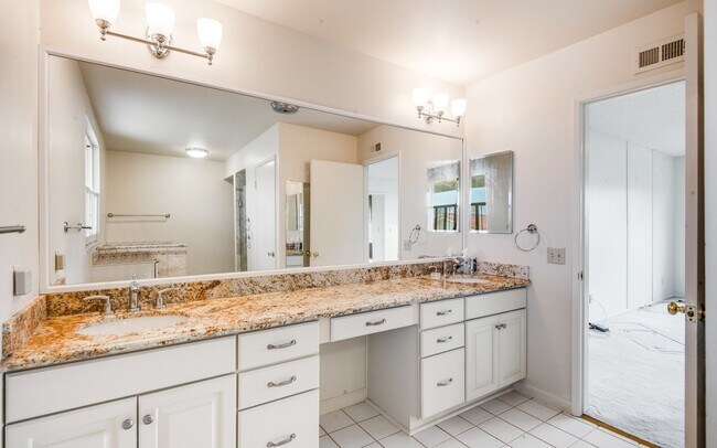 Building Photo - Tranquility on Beachside