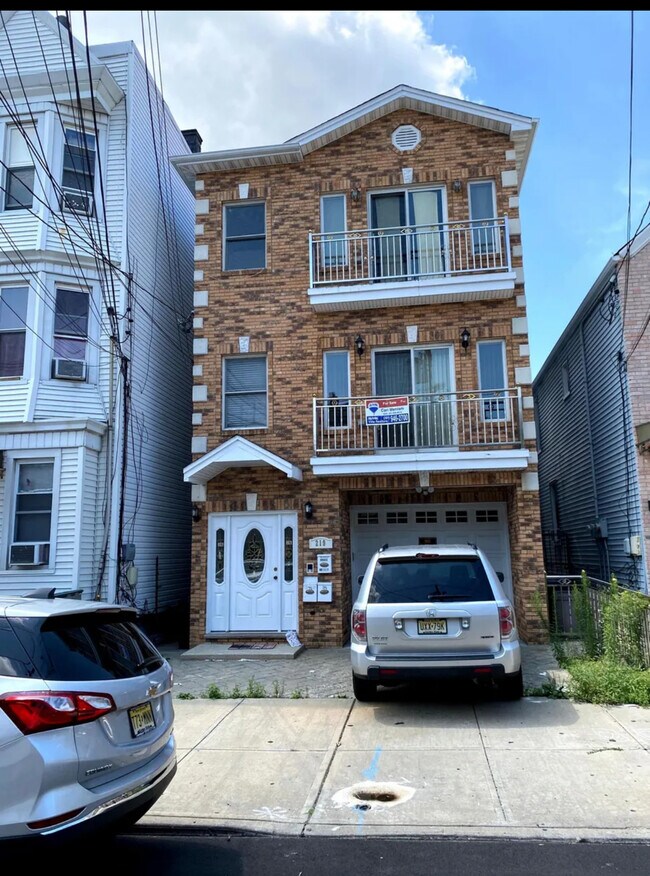 Primary Photo - 219 Congress St