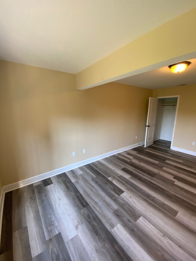 Building Photo - Luxurious 5 Bedroom Home in Woodridge Estates