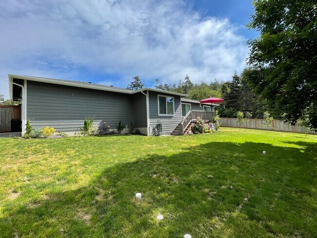 Building Photo - 2525 El Mar St