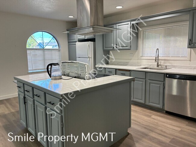 Building Photo - Comfortable Southeast Portland Living with Private Fenced Yards
