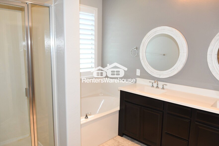 Building Photo - 3048 W Thorn Tree Dr