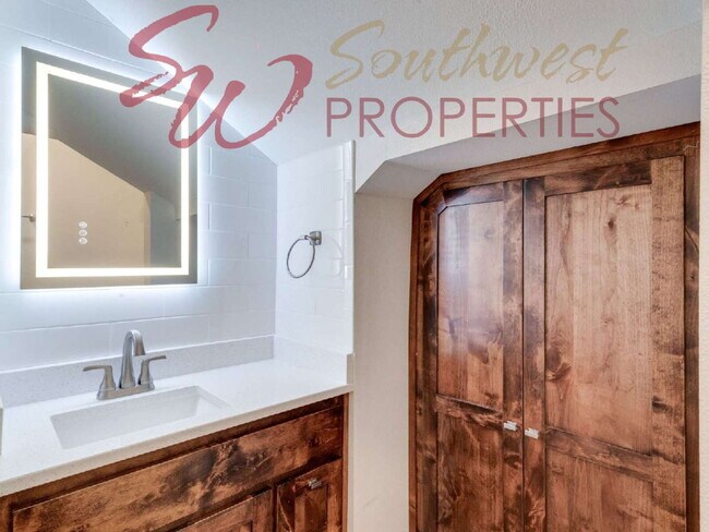 Building Photo - Absolutely gorgeous 1 bedroom 1 bath boutique style living