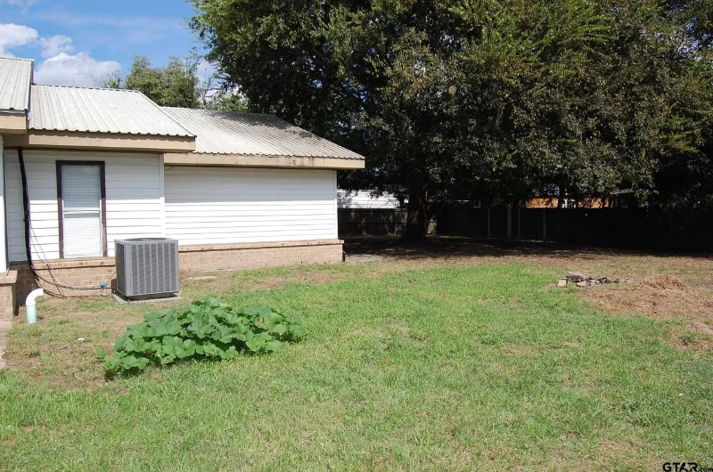 Building Photo - 16215 Carole Dr