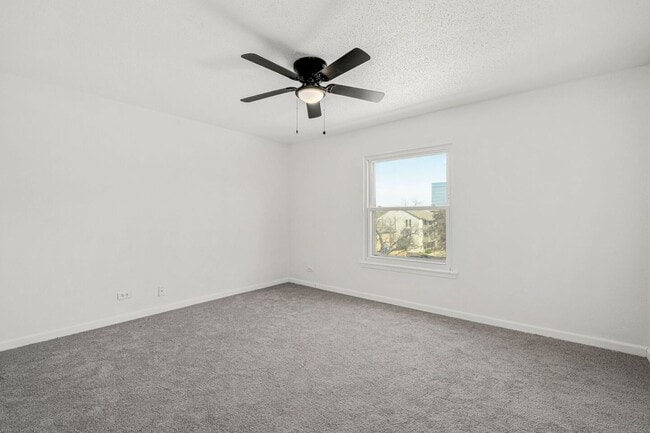 Building Photo - One Bedroom condo in the Heart of Alamo Heights
