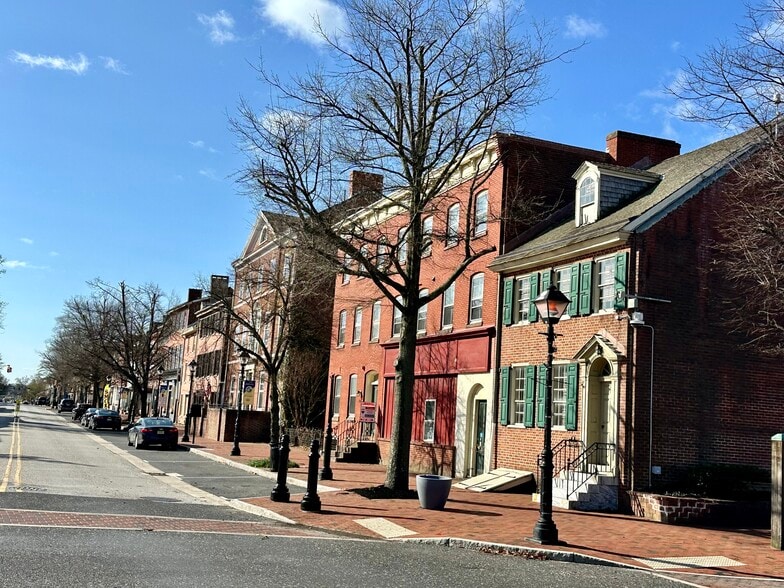 Set in a charming historic neighborhood with 300-year-old streets and preserved architecture. - 328 High St