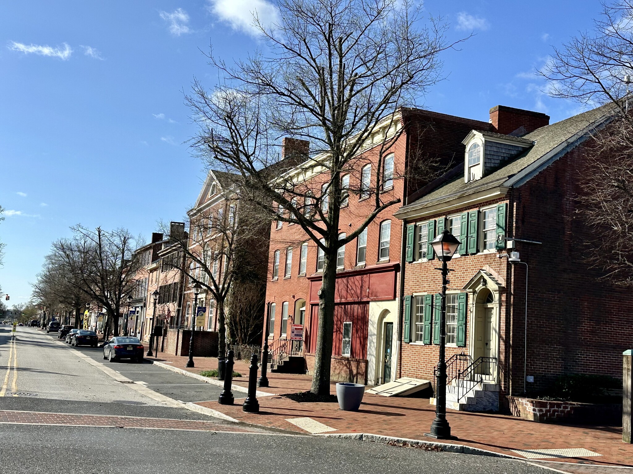 NEIGHBOURHOOD with 300 year old streets and buildings. - 328 High St