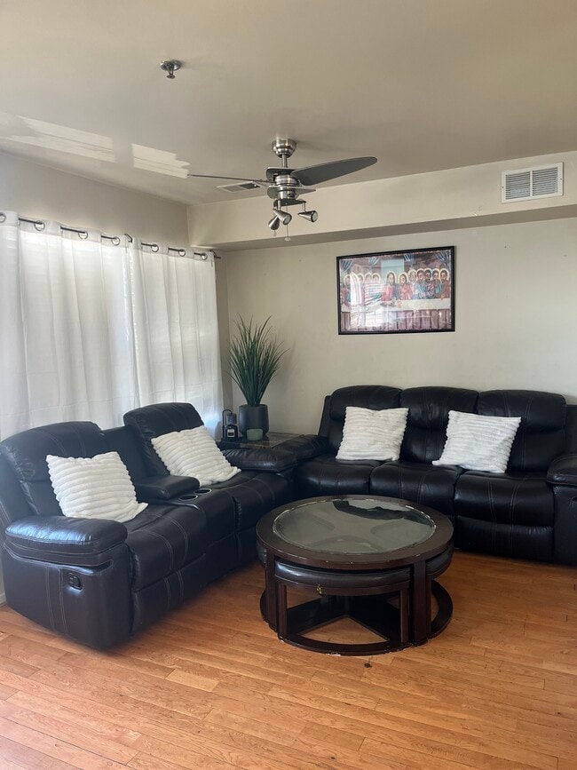 Building Photo - 566 Pennsylvania Ave