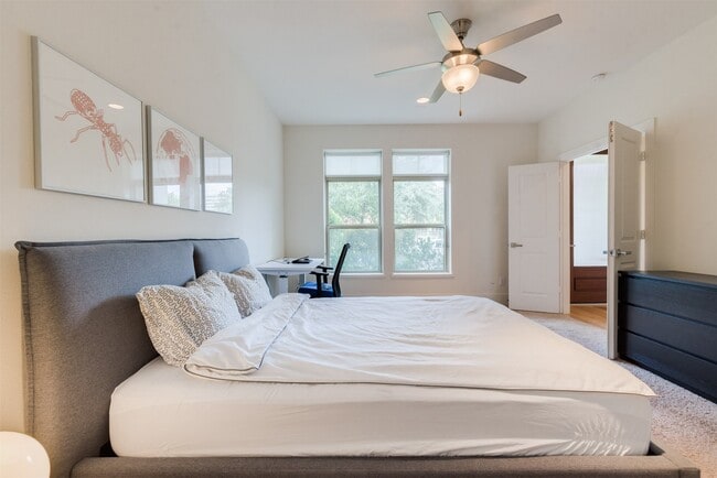 Building Photo - 5429C Hidalgo St