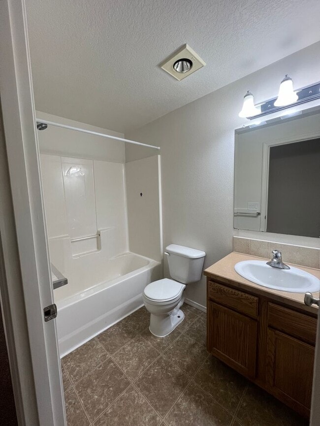 Building Photo - 3-bedroom 2-1/2 bathroom home in Eugene