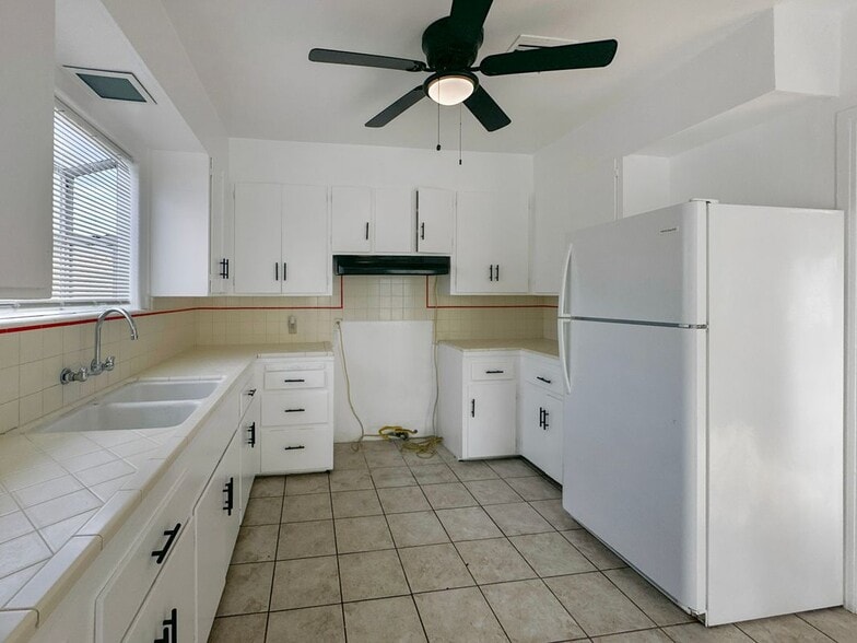 Building Photo - 209 Elm St