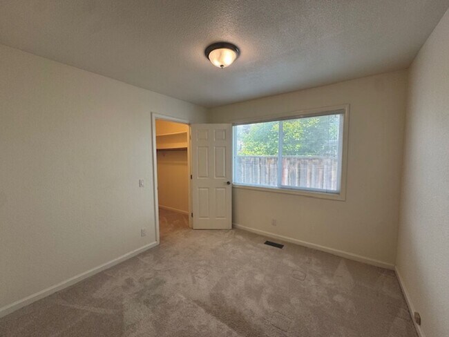 Building Photo - Move-in ready, Charming single level 4 bedroom, 2  bath home in San Ramon!