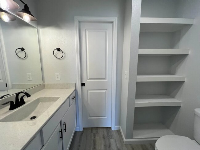 Building Photo - Modern 4-Bed Duplex | 2 Car Garage & Finis...