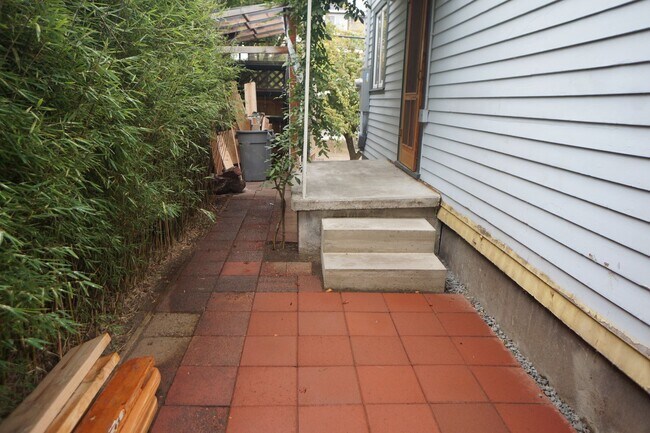 Building Photo - Amazing two bedroom sellwood beauty!