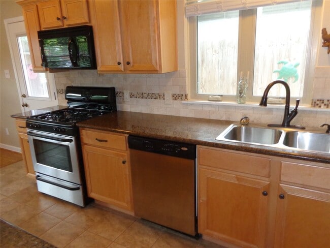 Building Photo - 1551 Hewitt Dr