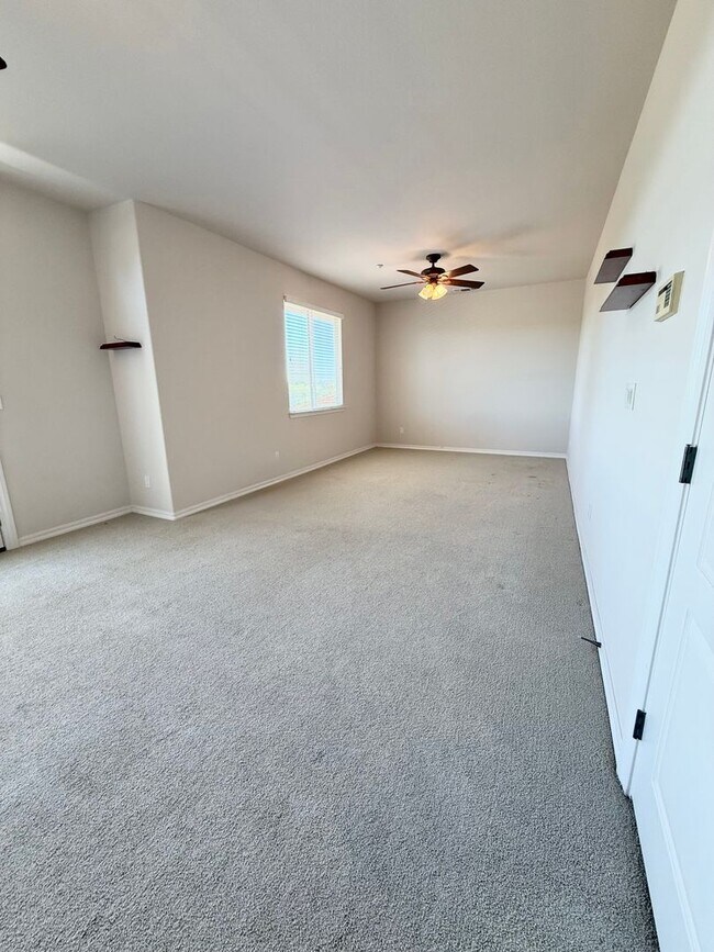 Building Photo - 3 BEDROOM 2 BATH HOME IN TEMPLETON!! MOVE IN READY