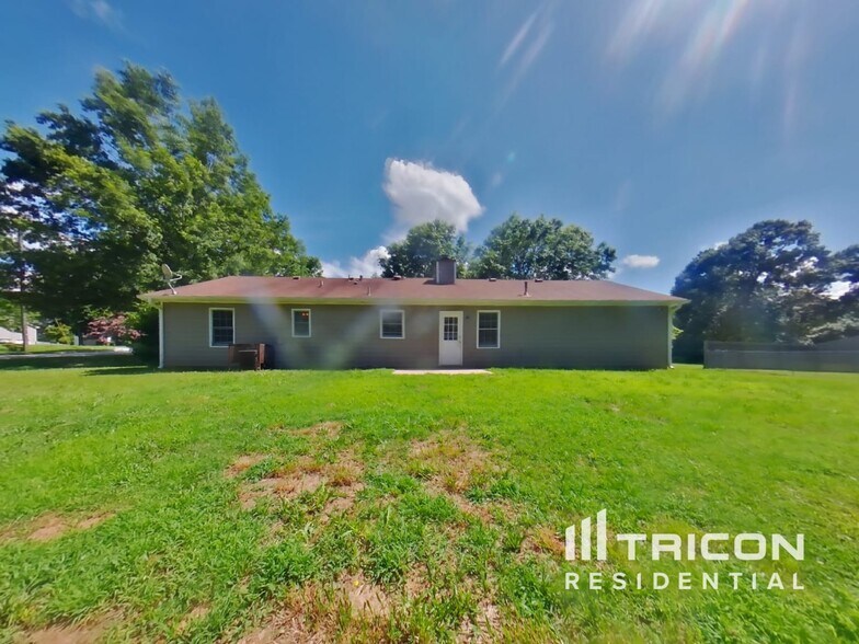 Building Photo - 110 W Forest Dr