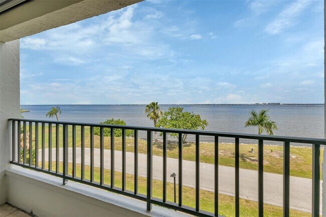 Building Photo - 1500 Park Beach Cir