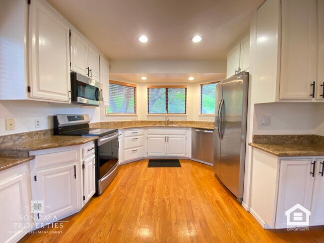 Building Photo - 3+ Bedroom / 2 Bathroom Home with Sunroom & Beautiful Views