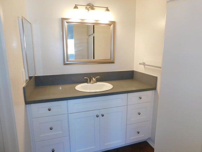 Building Photo - Lovely 2 BD 2.5 BA Two Story Townhouse