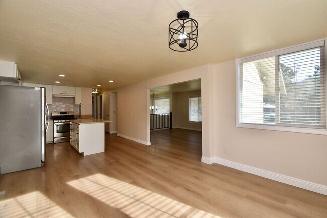 Building Photo - Spacious 5 Bedroom 3 Bathroom Home in Sandy!