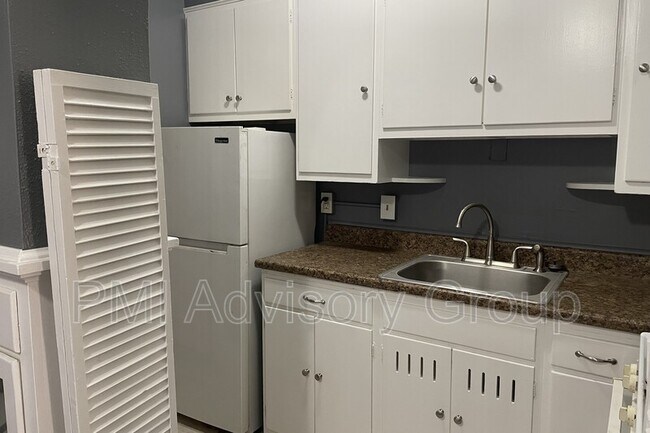 Building Photo - 3220 SW Huntoon St