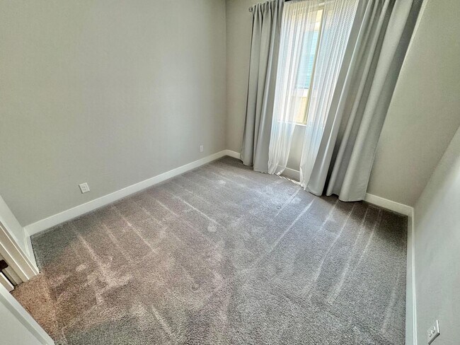 Building Photo - STUNNING 2 STORY HOME 3 BEDROOM/2.5 BATHROOM