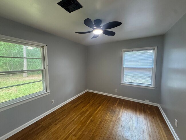 Building Photo - Forest Hills home with park access