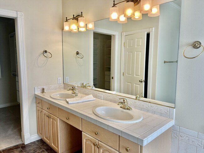 Building Photo - 560 E Maberry Dr