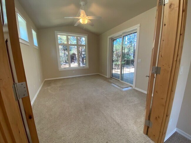 Building Photo - MOVE IN SPECIAL $500 OFF FIRST MONTHS RENT IF MOVED IN BY January 2026/ Location Location