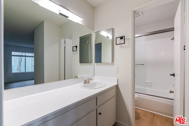 Building Photo - 1352 S Carmelina Ave