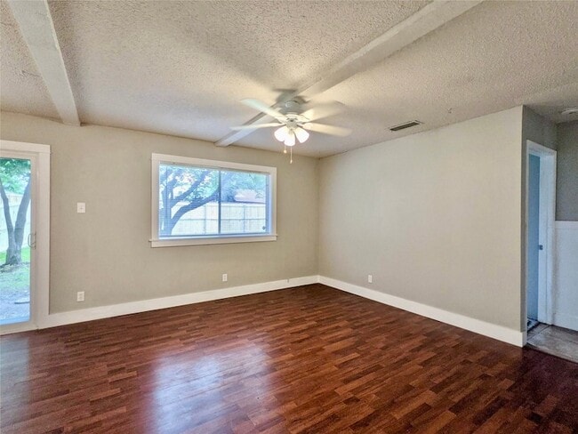 Building Photo - 2121 Travis Dr