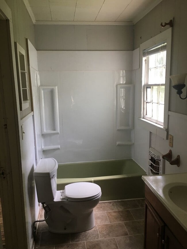 Building Photo - 3Bed/1 Bath House