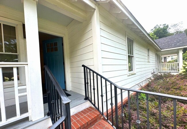 Building Photo - Gorgeous 3 Bedroom Cottage Style Home HALF...