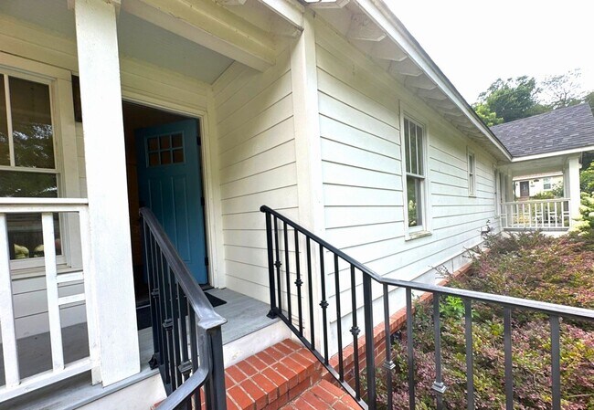 Building Photo - Gorgeous 3 Bedroom Cottage Style Home