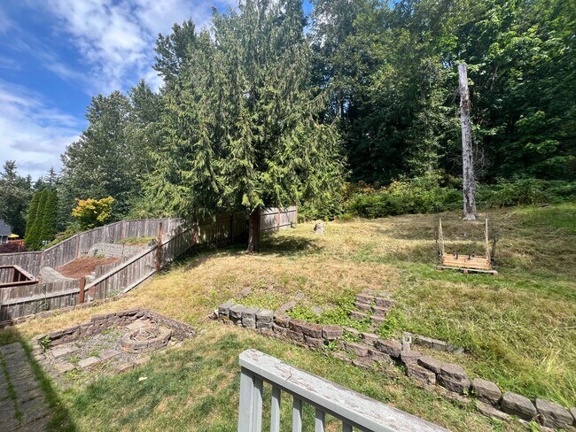 Building Photo - 3 Bed 1.5 half bath House Close to WWU and...