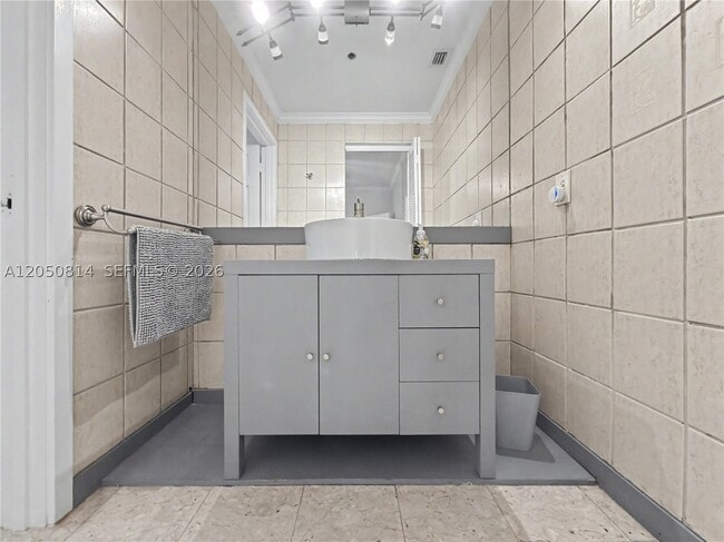 Building Photo - 2124 Fisher Island Dr