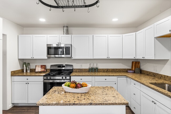 Building Photo - 571 S Taft St